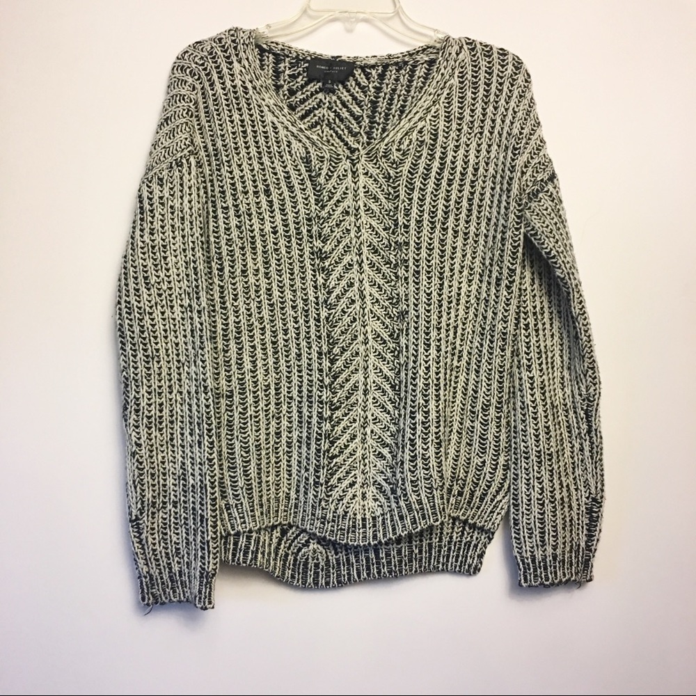 𝅺ROMEO & Juliet Sweater Size Small
